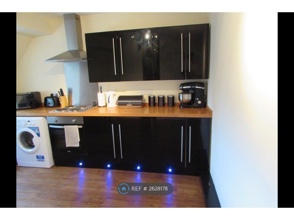 Property photo 3 of 17 Cooker, Cabinets And Washing Machine