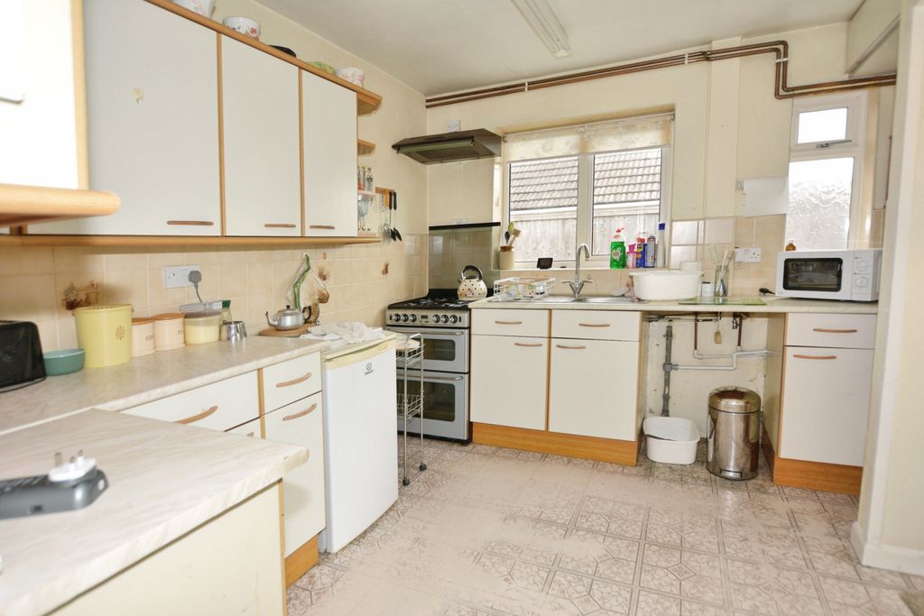 Property photo 2 of 12 Kitchen