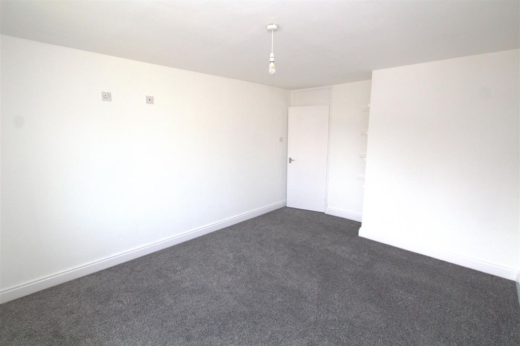 Property photo 3 of 10 Bed2.Jpg
