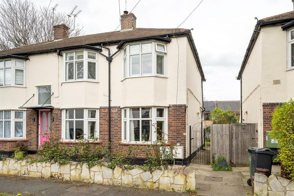 Property photo 1 of 28 Bishops Close, E17