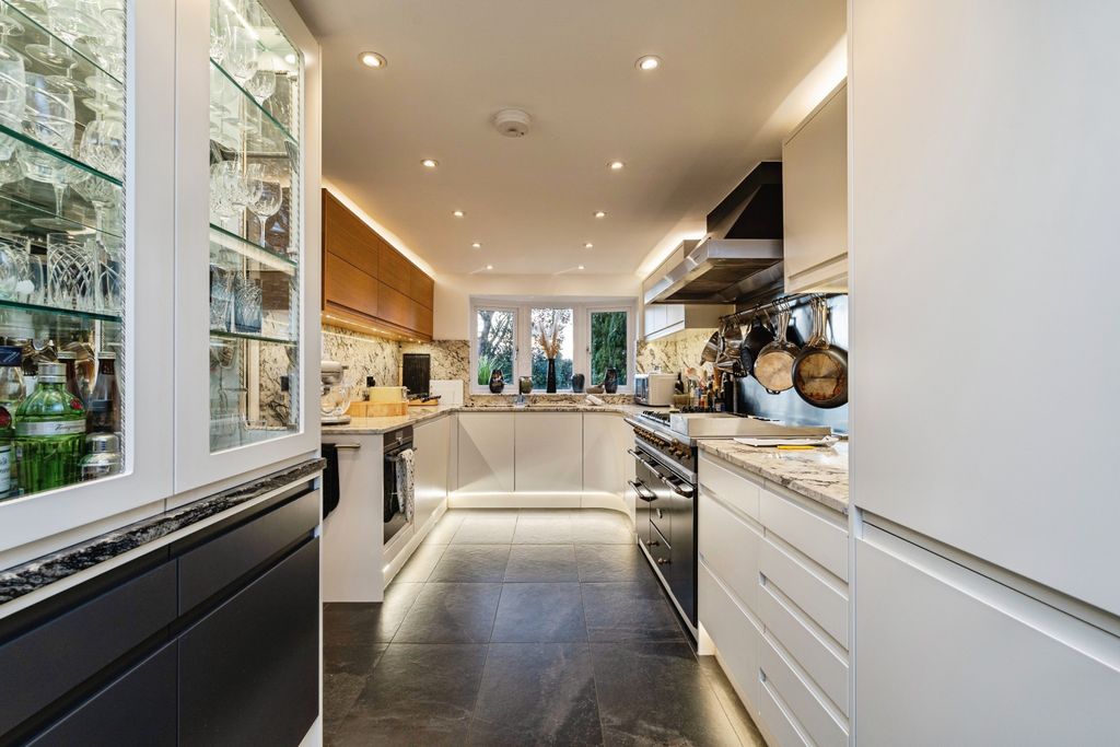 Property photo 2 of 24 Kitchen