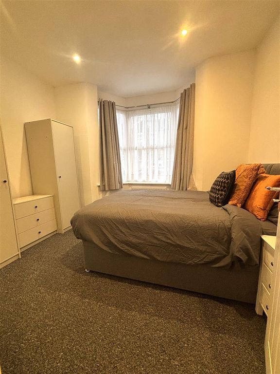 Property photo 3 of 8 20 Albany Ave.Jpg