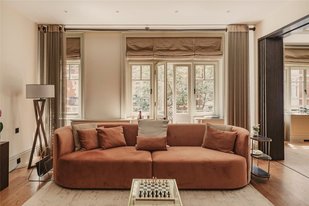 Property photo 3 of 18 Seating