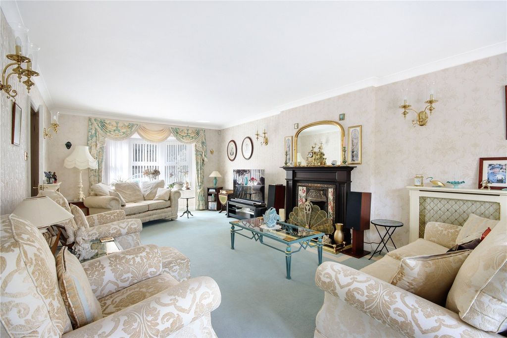 Property photo 2 of 12 Sitting Room