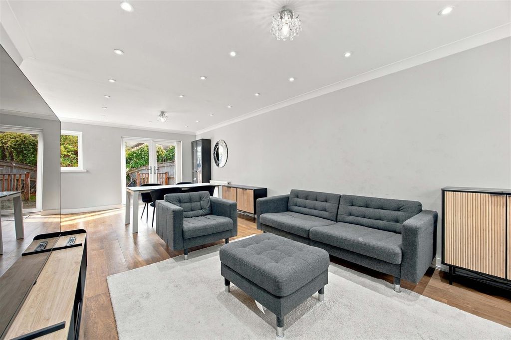 Property photo 3 of 16 Living Space