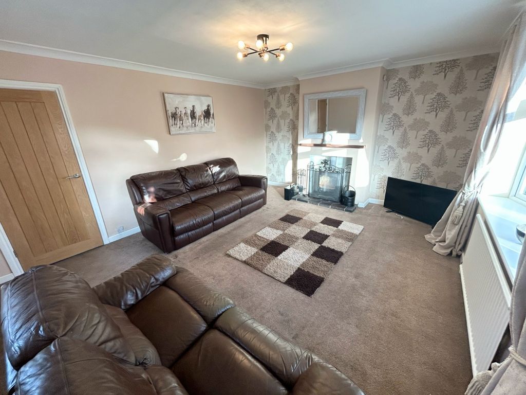 Property photo 2 of 18 Lounge