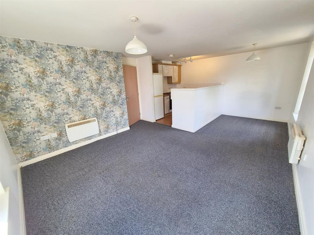 Property photo 2 of 10 Living Space