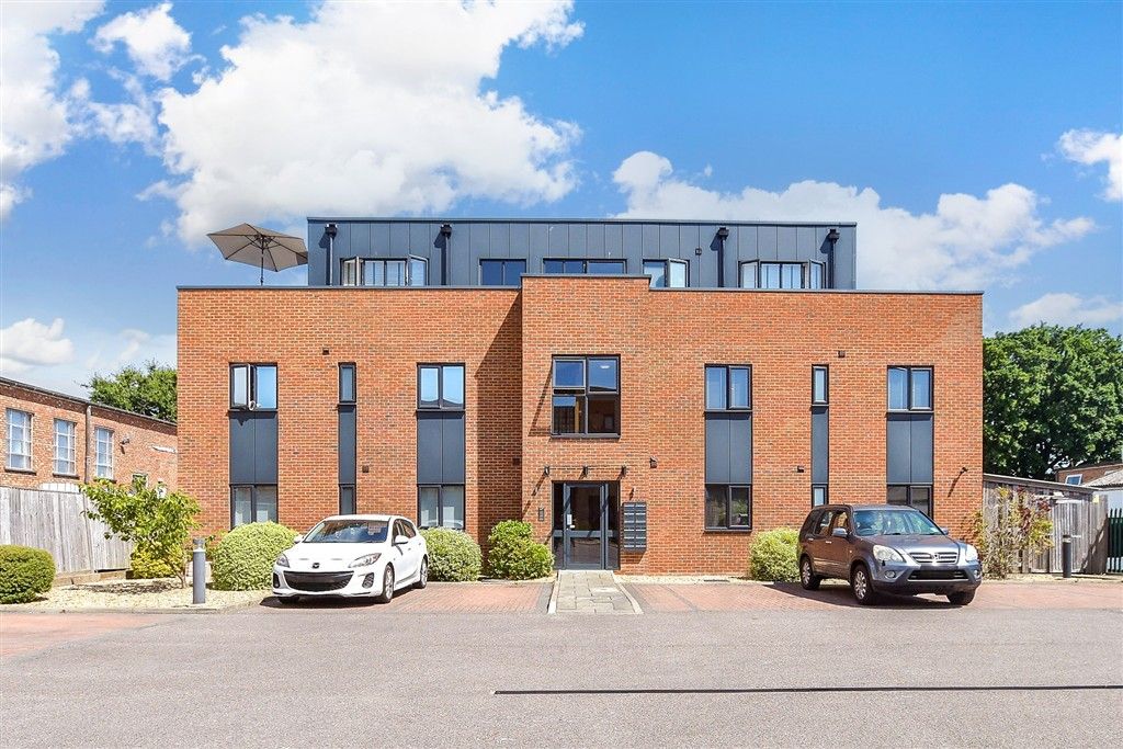 2 bed flat for saleVictoria Road, Burgess Hill, West Sussex RH15