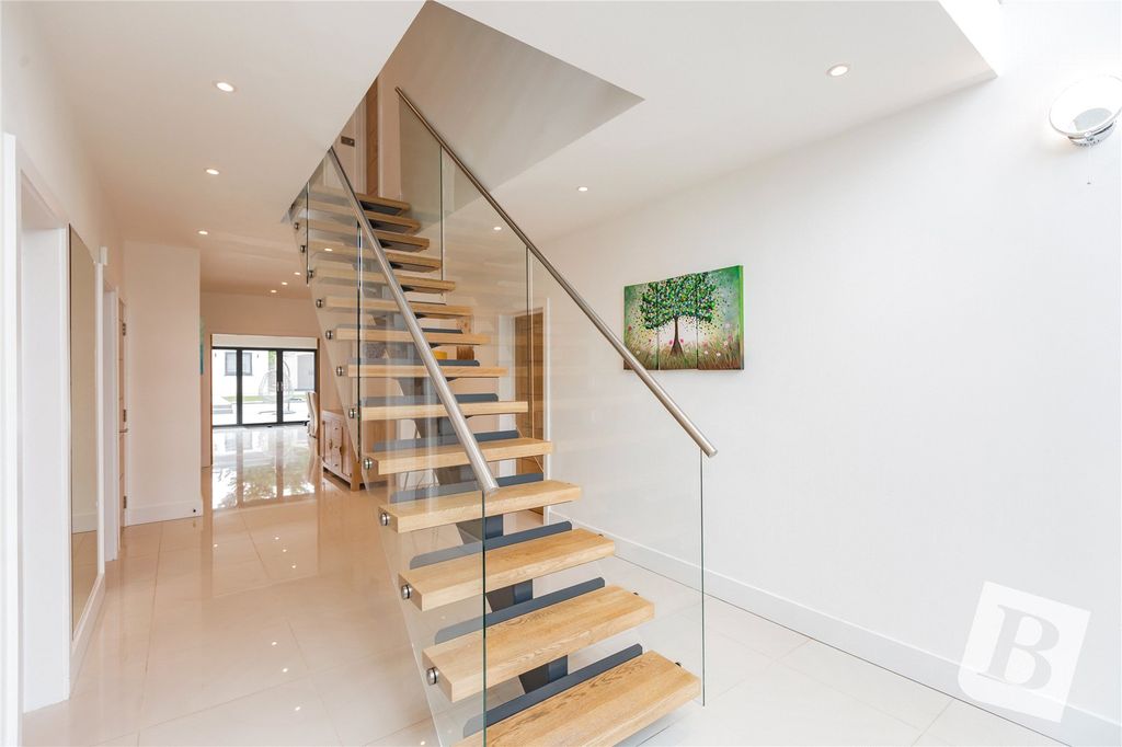 Property photo 2 of 45 Entrance Hall