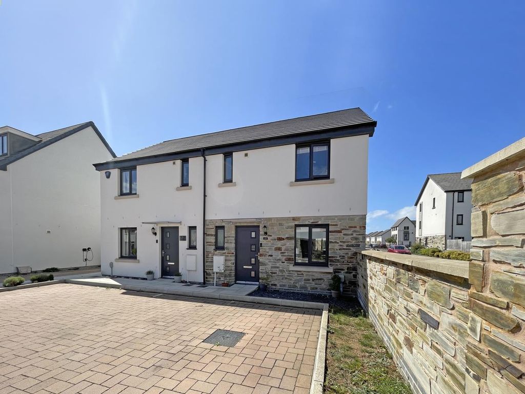 Property photo 1 of 18 Haycroft Mews 21 - Front.Jpg