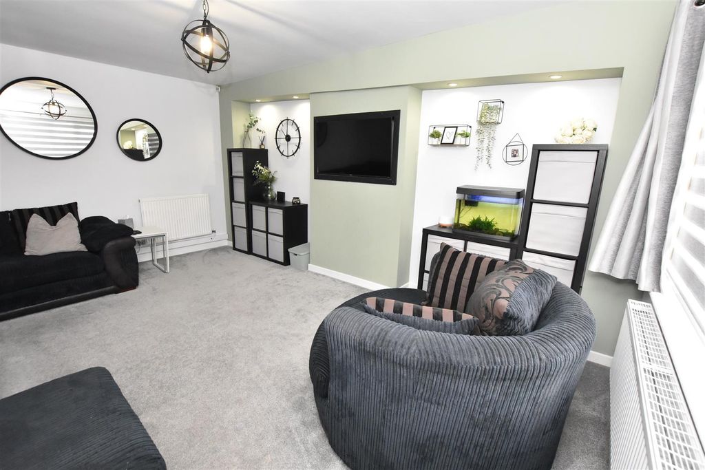 Property photo 3 of 16 Lounge