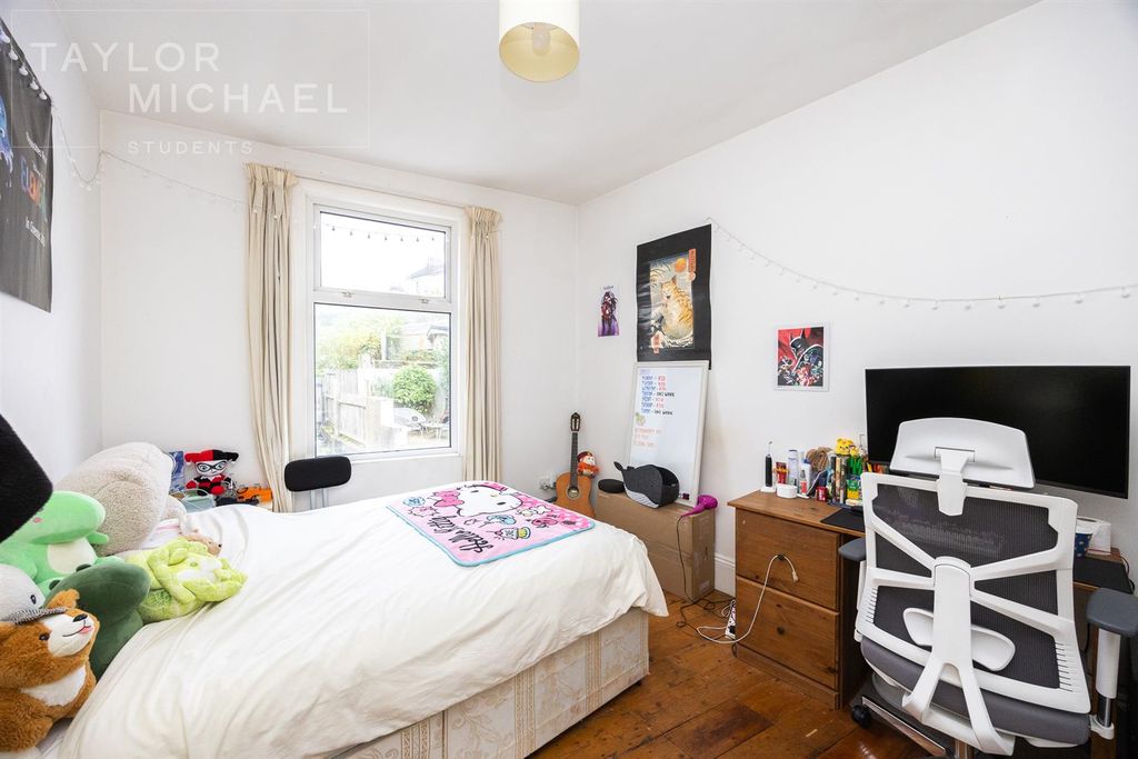 Property photo 2 of 8 Bedroom