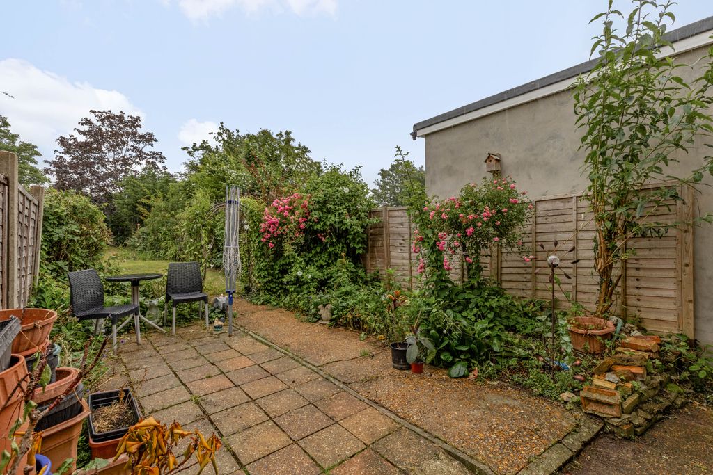 Property photo 2 of 13 17 Ingham Road, Cr7 - 6