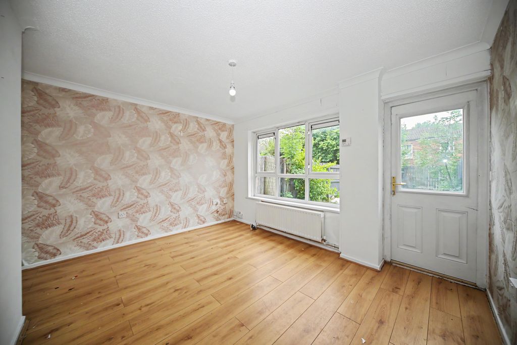 Property photo 2 of 15 127 Broadfields, Astley Viilage, Chorley, Lancashire, Pr7 1Xt