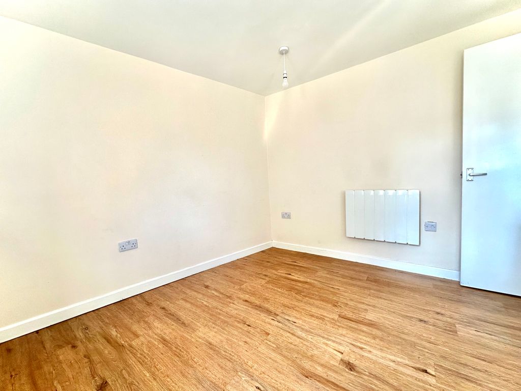 Property photo 3 of 6 Kitchen