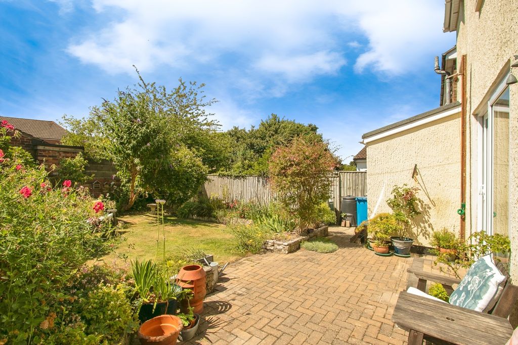 Property photo 2 of 18 Garden
