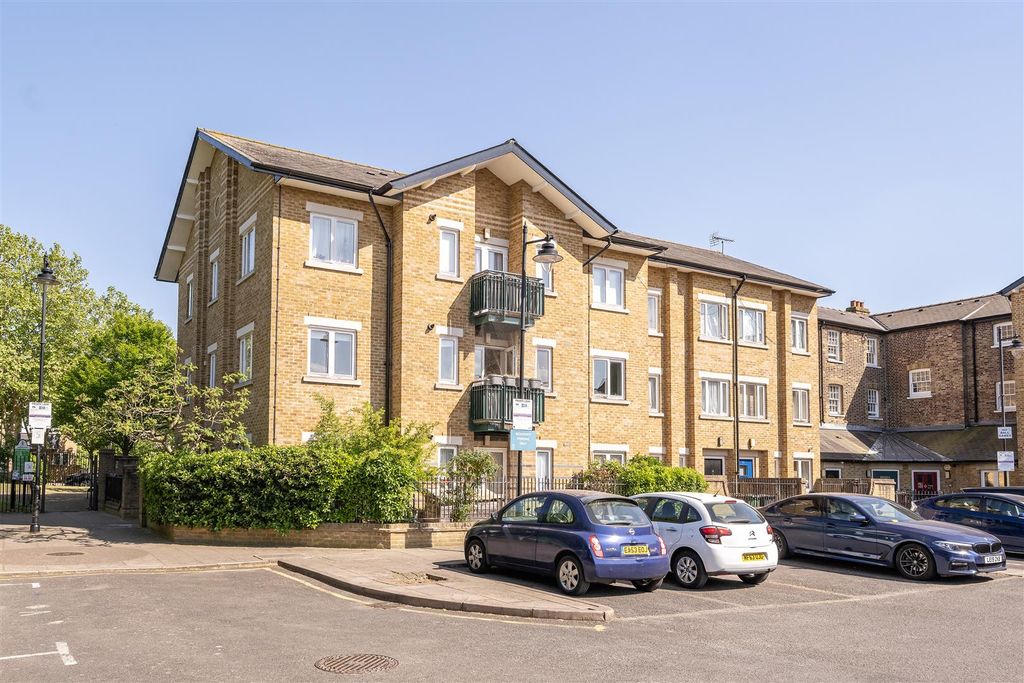 Property photo 1 of 21 Union Close, E11