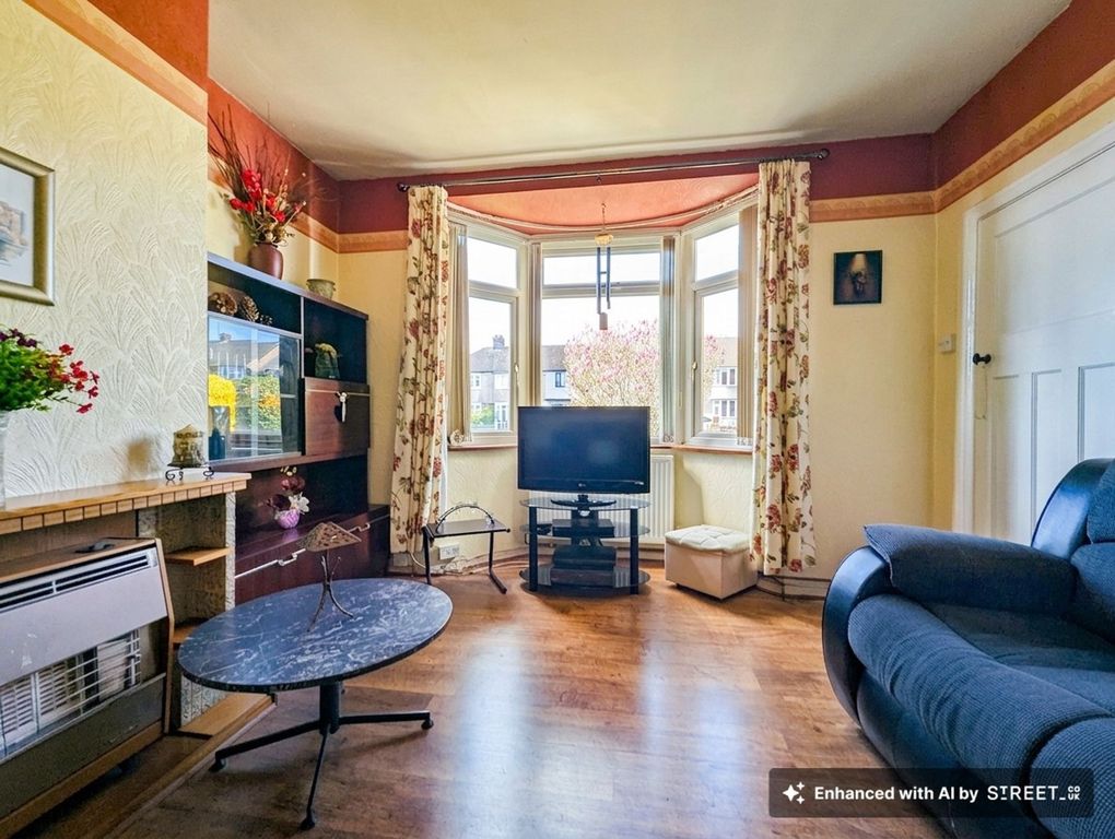 Property photo 3 of 19 Lounge