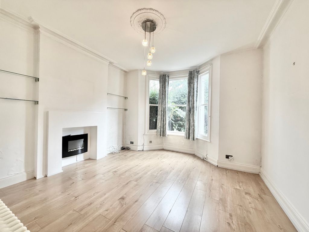 Property photo 1 of 21 2 Bedroom Ground Floor Flat In Queens Park