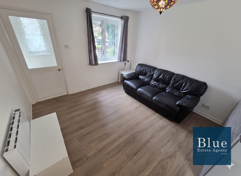 Property photo 3 of 13 Lounge