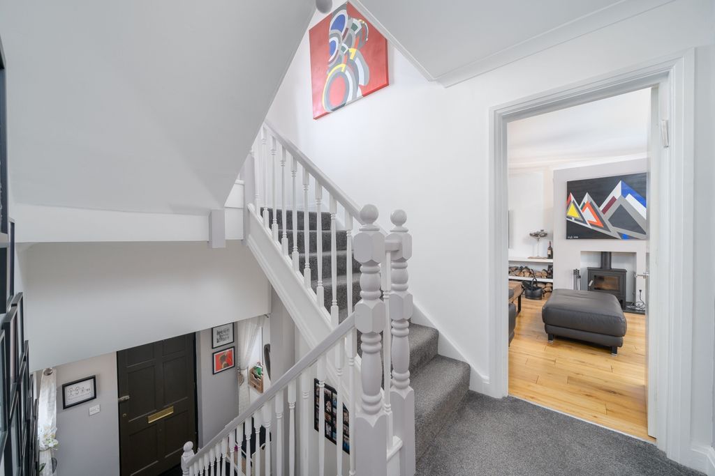 Property photo 2 of 19 Landing