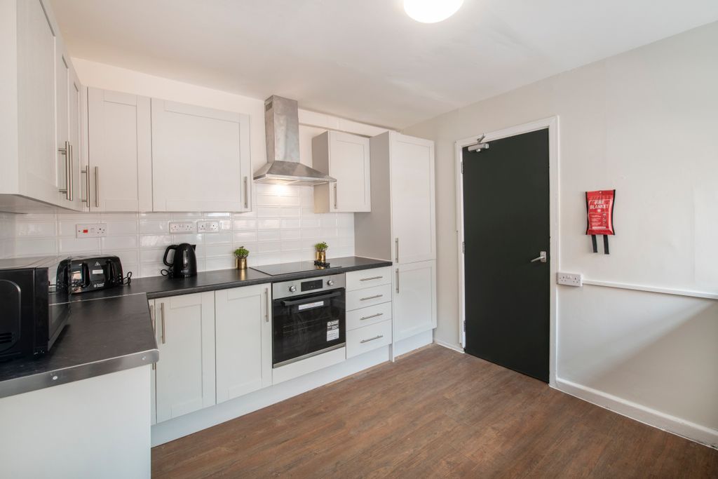 Property photo 2 of 13 15 Derby Grove, Kitchen 1
