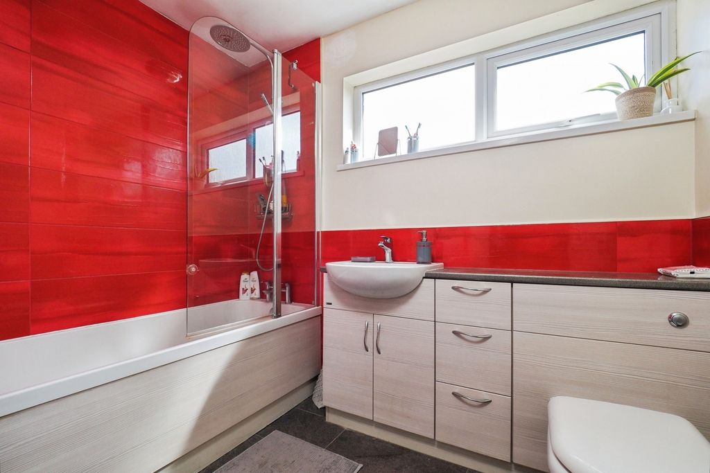 Property photo 3 of 20 Bathroom