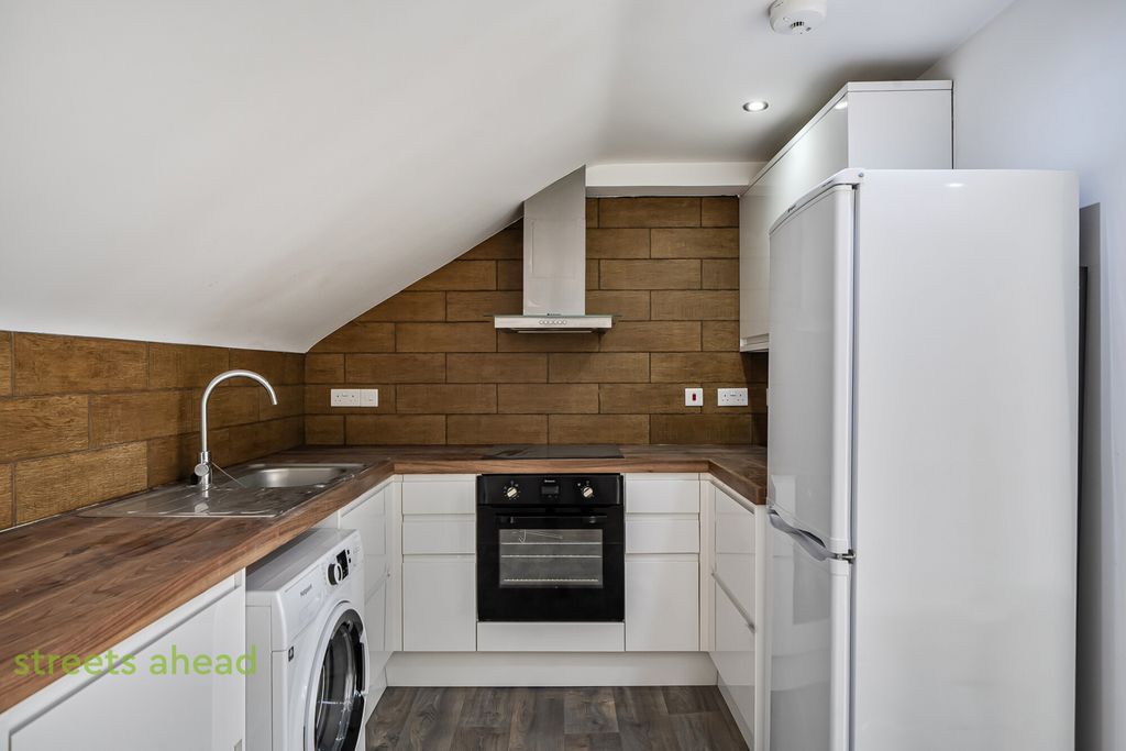 Property photo 3 of 13 Fcb08d1B-A449-470...