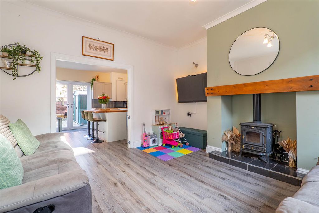 Property photo 2 of 19 Lounge