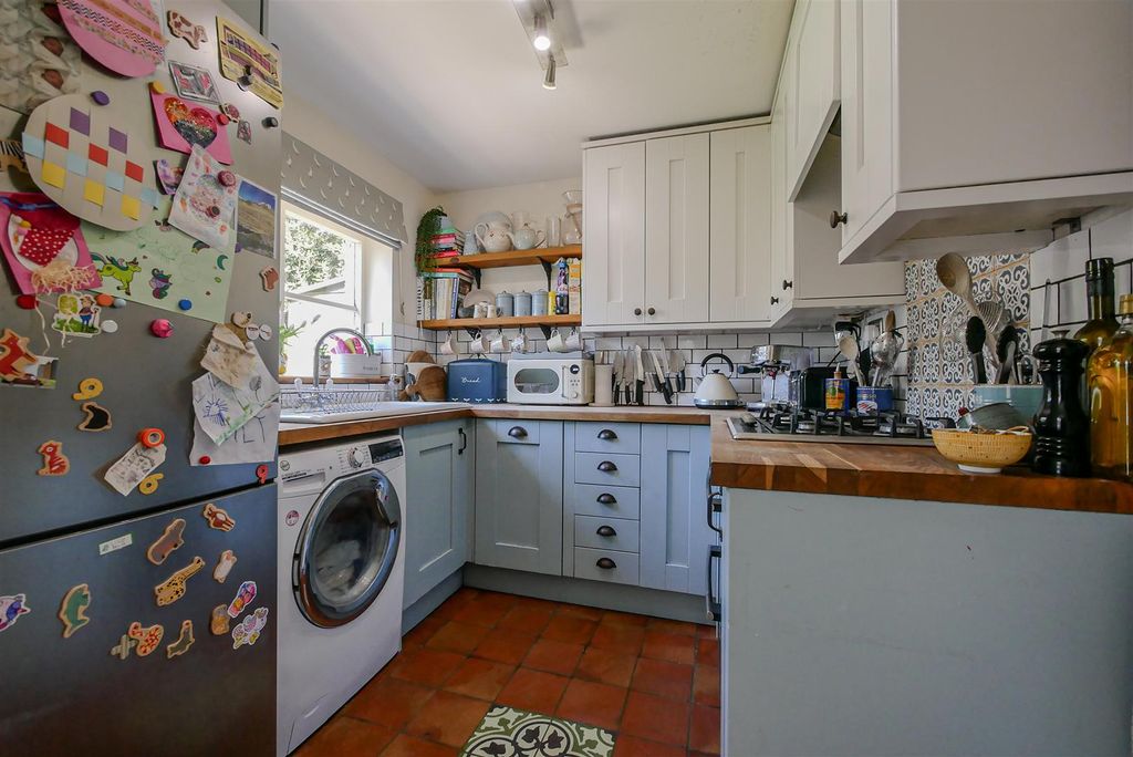 Property photo 3 of 18 Kitchen