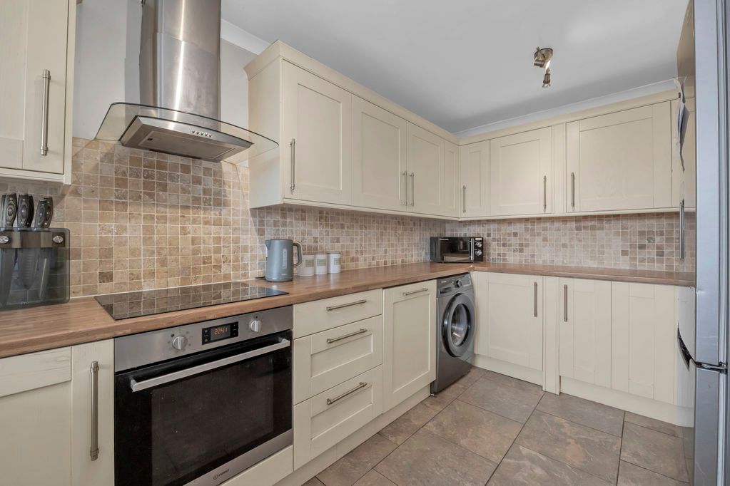 Property photo 3 of 12 Kitchen