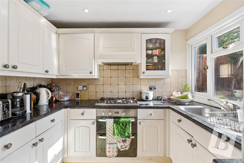 Property photo 2 of 10 Kitchen