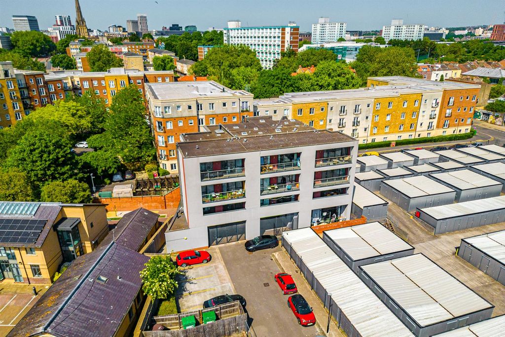 Property photo 1 of 8 Freehold & Ground Rents, St. Lukes Hall, William S
