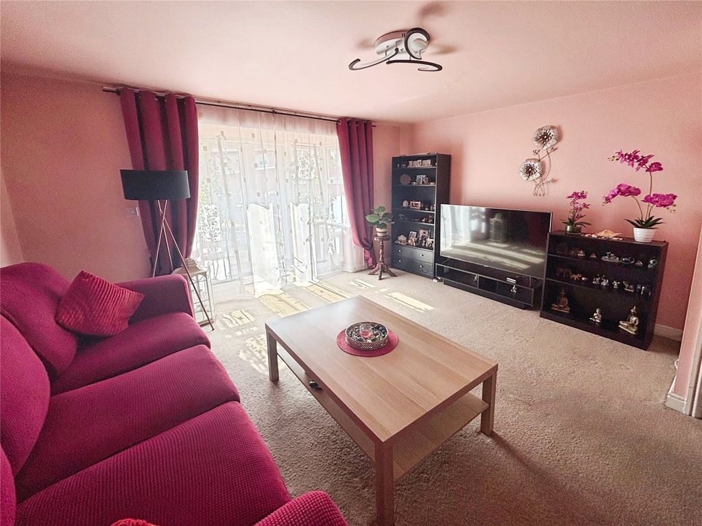 Property photo 3 of 12 Lounge