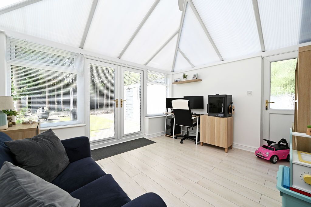 Property photo 3 of 32 Conservatory