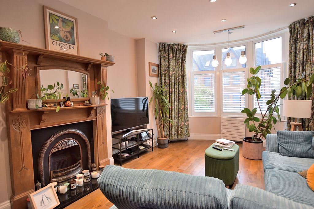 Property photo 3 of 18 Living Room