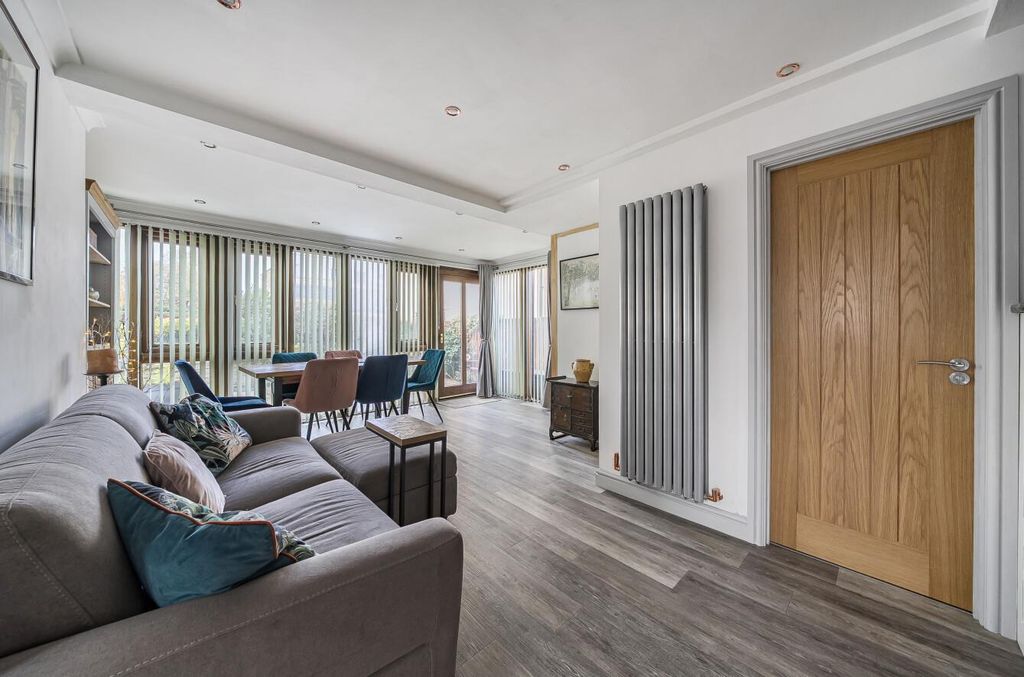 Property photo 2 of 21 1376975-8-690Ca5099A11d.Jpg