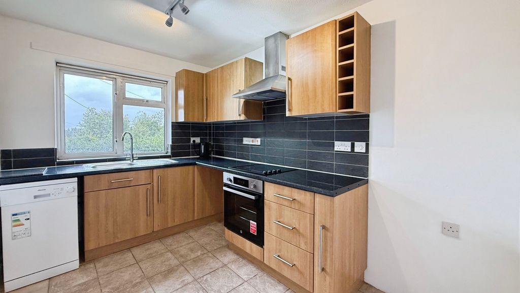 Property photo 3 of 10 Kitchen