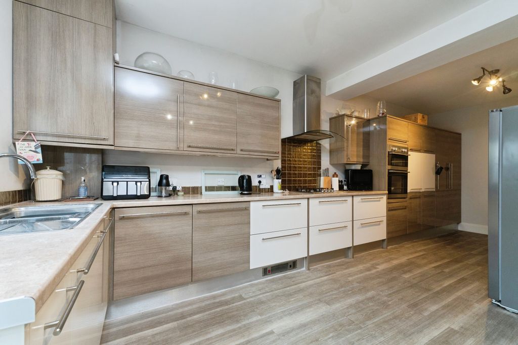 Property photo 1 of 20 Kitchen