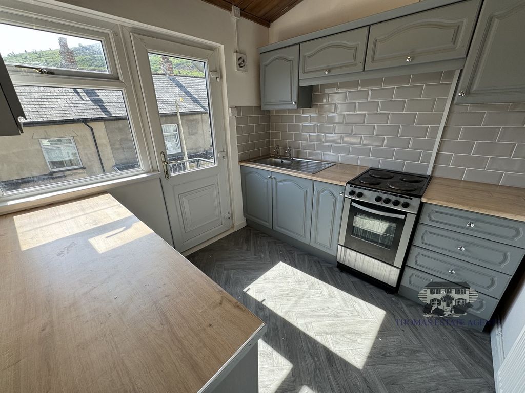 Property photo 3 of 10 Kitchen