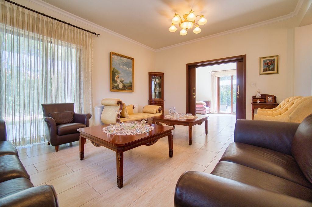 Property photo 2 of 39