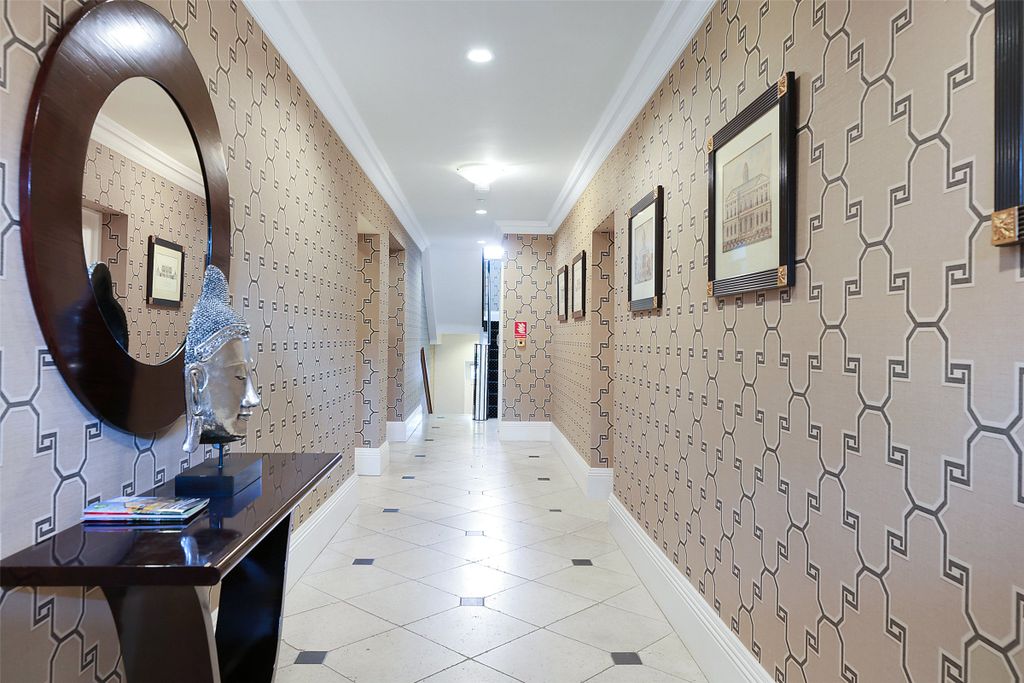 Property photo 2 of 10 Hallway