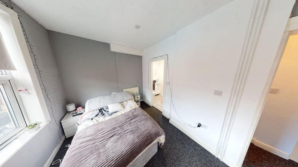 Property photo 1 of 11 A Well-Lit, Tidy Double Bedroom Featuring A Comfor...