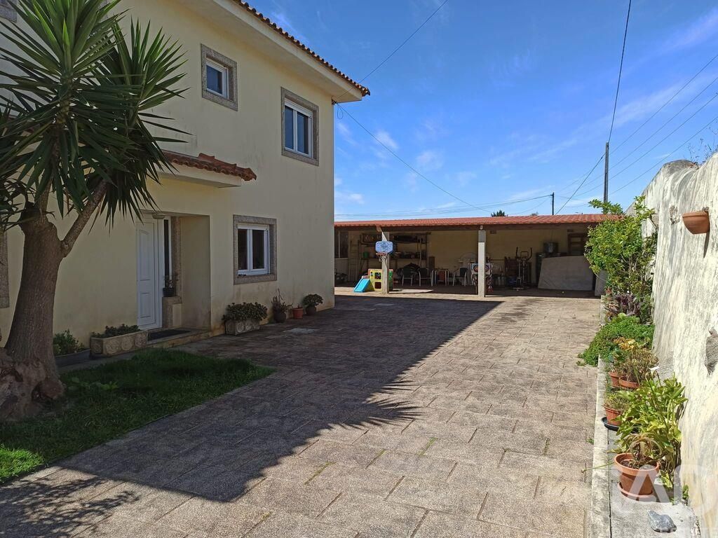 Property photo 2 of 40