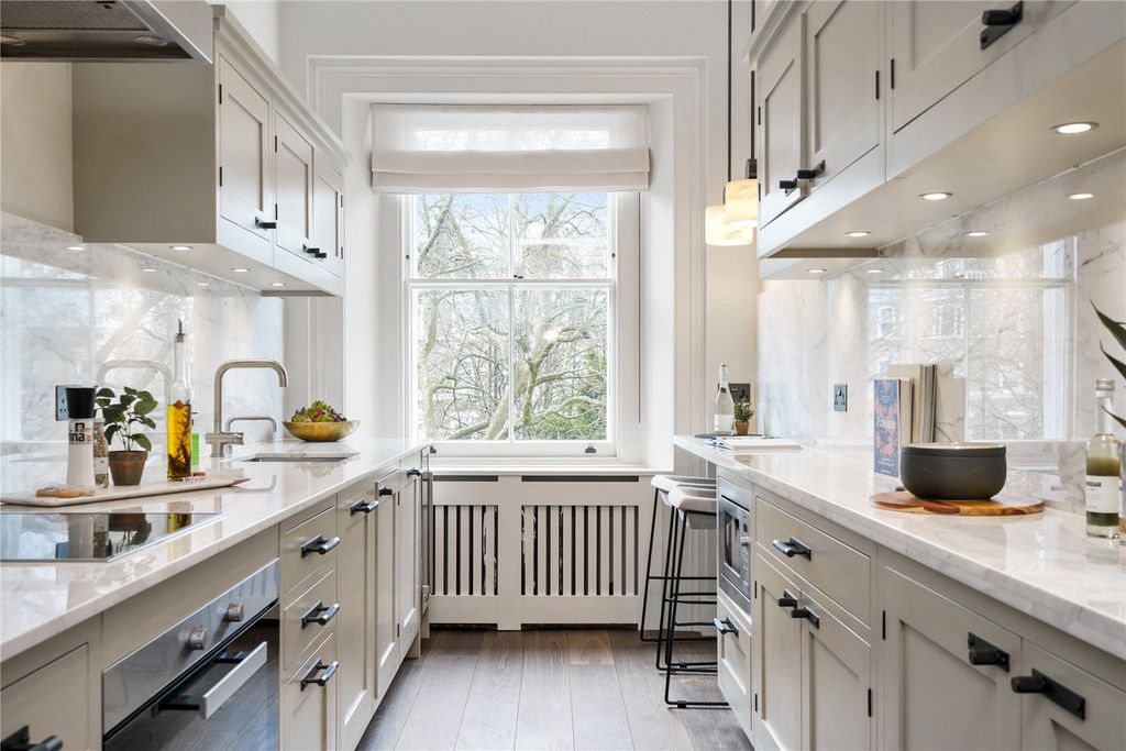 Property photo 2 of 18 Kitchen