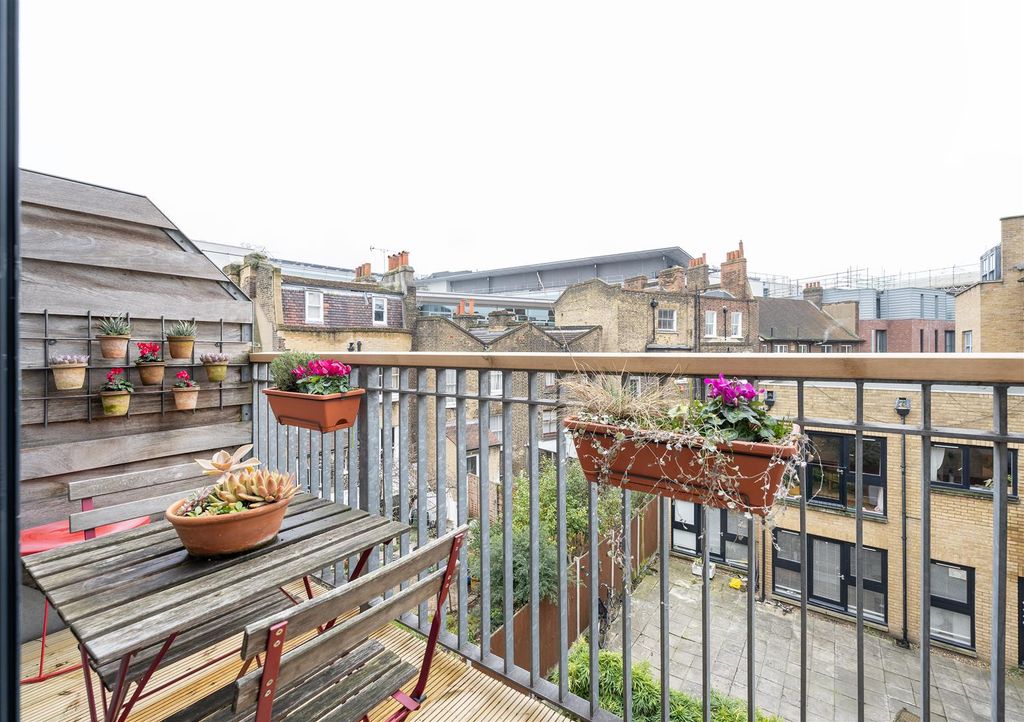 Property photo 1 of 19 Reading Lane, E8