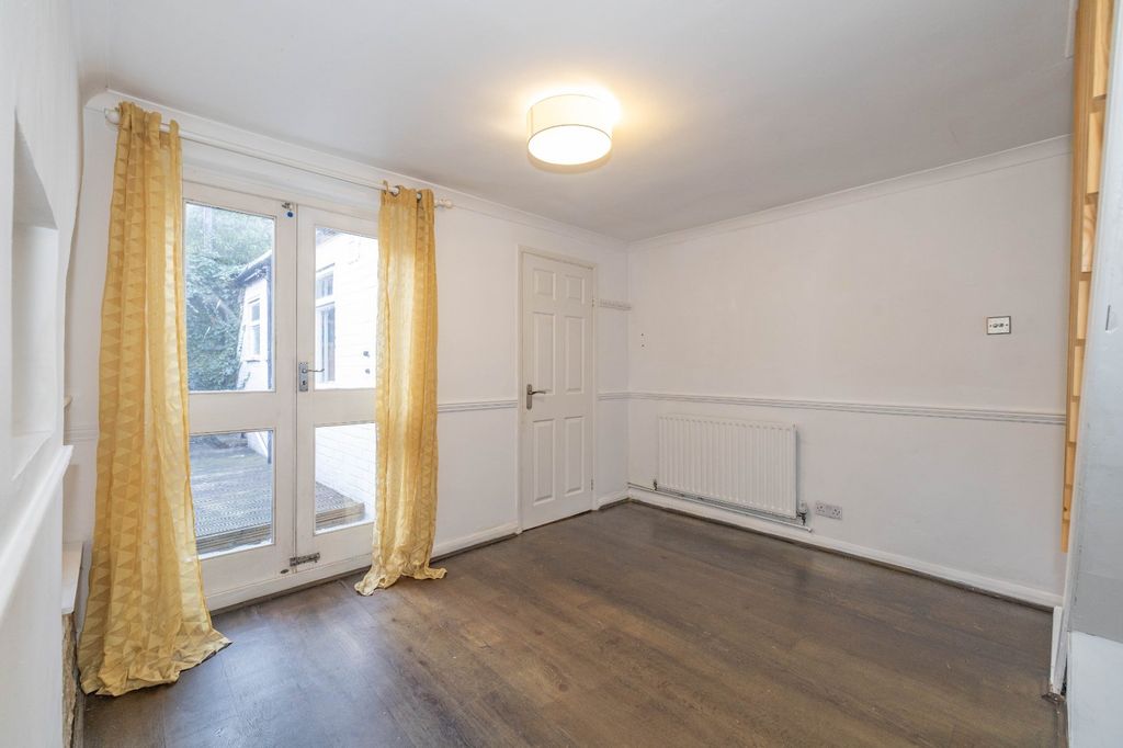 Property photo 3 of 9 Picture 3