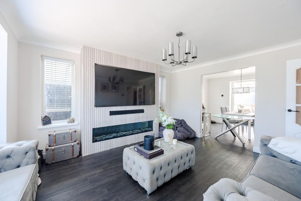 Property photo 3 of 28 Lounge