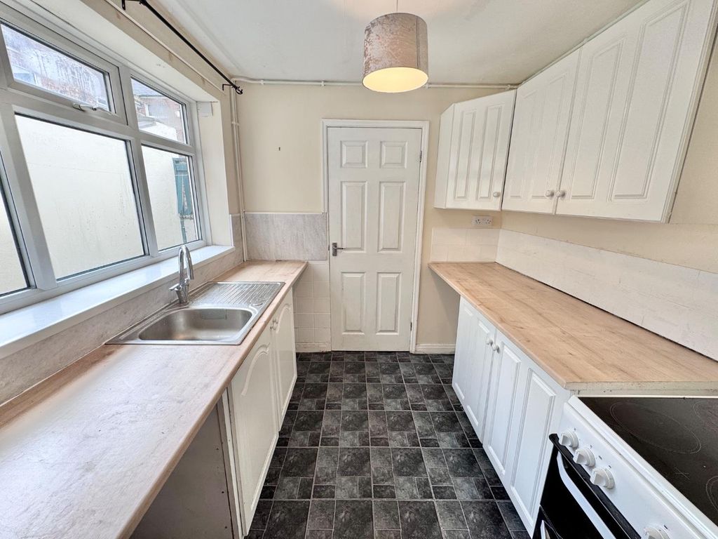 Property photo 3 of 11 Kitchen