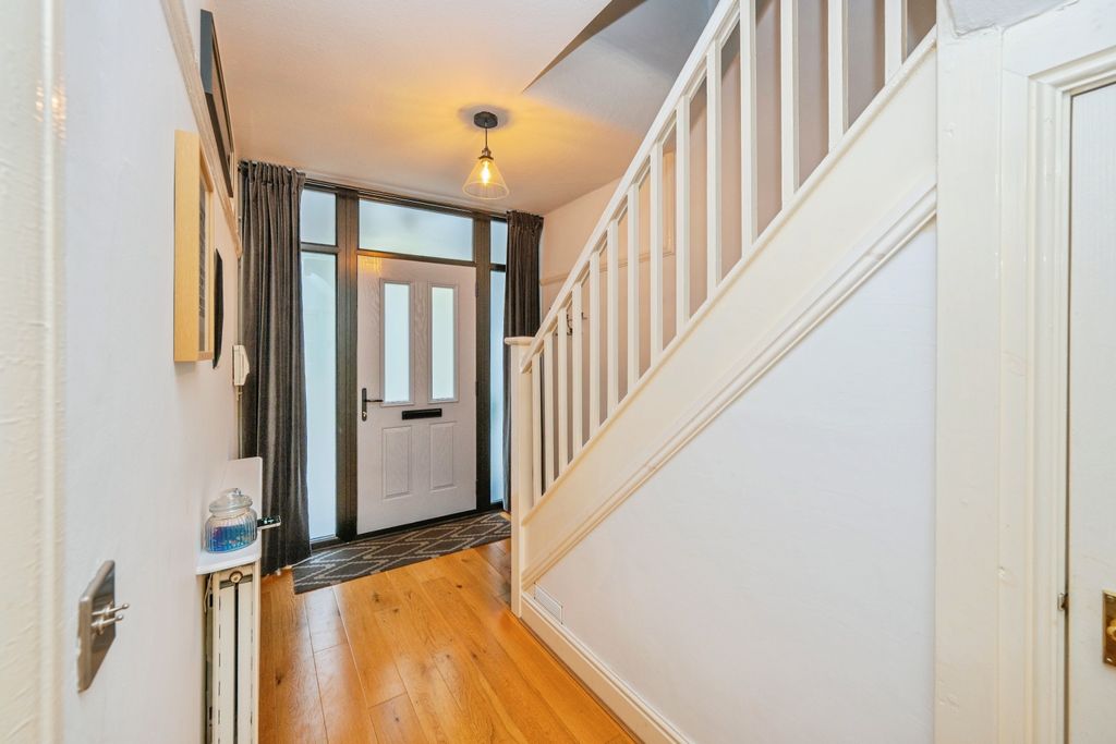 Property photo 2 of 19 Entrance Hall